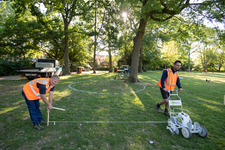 910041 Afbeelding van het aanbrengen van 'coronacirkels', geschilderd op het gras van Park Lepelenburg te Utrecht. De ...